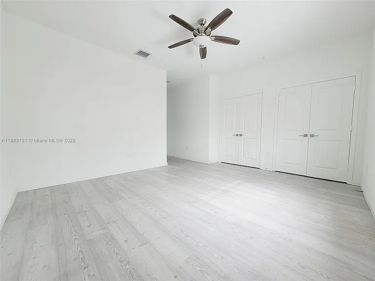 541 NE 4th Ln — Photo 16