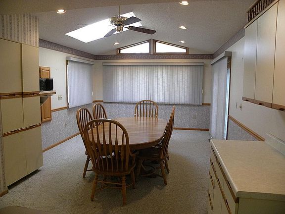 4th image of 8 Peck Ln