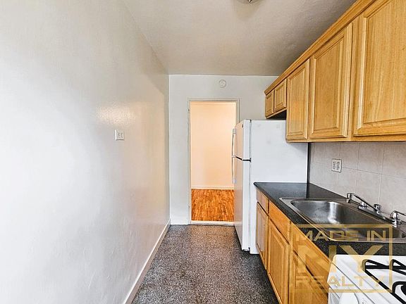 3rd image of 140-21 Burden Cres #105
