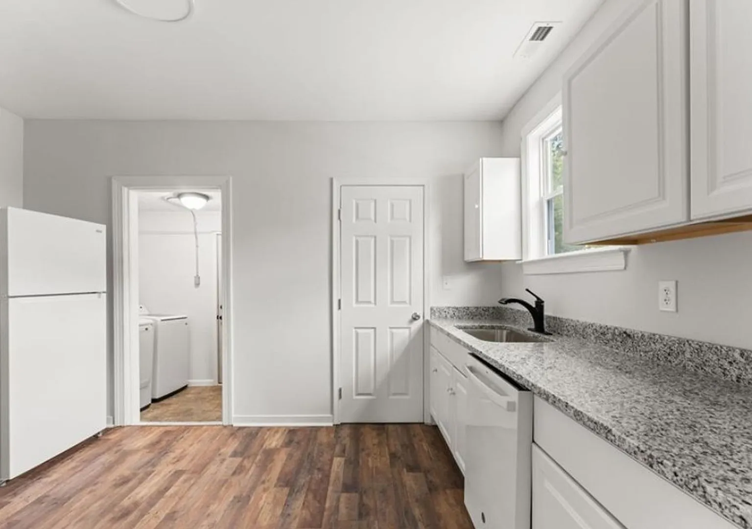 Charming 2 bedroom, 1 bath — Photo 4