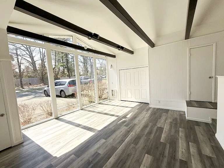 546 Skiff St — Photo 3