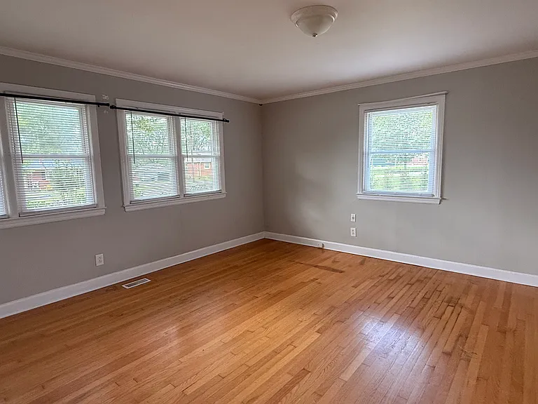 910 Sawyer Dr — Photo 6