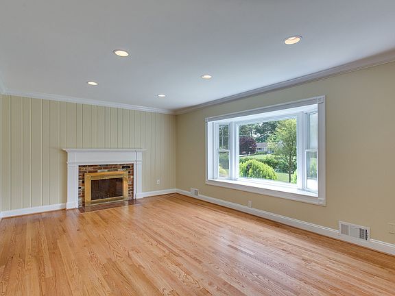 2nd image of 900 Waynewood Blvd