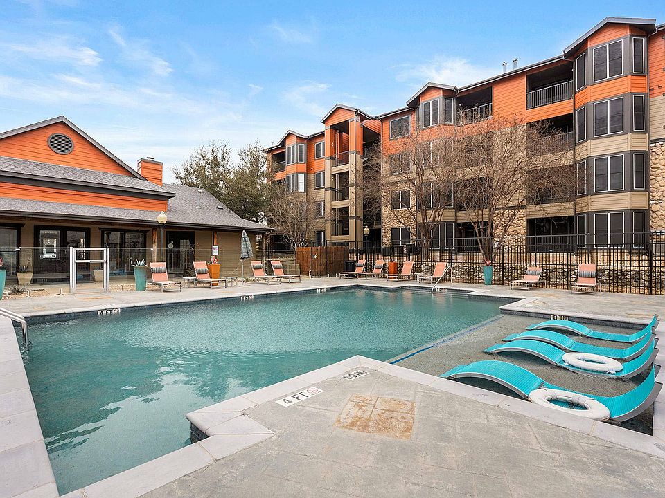 Luxury Swimming Pool at Ovation Apartments in Austin, TX