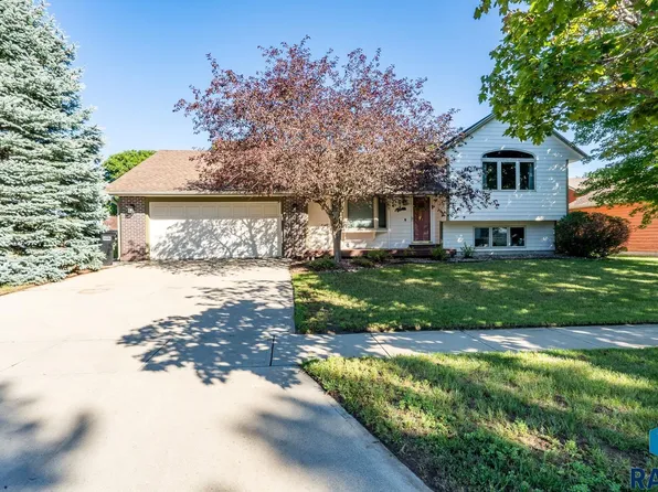 716 E Magnolia Dr, Brandon, SD 57005