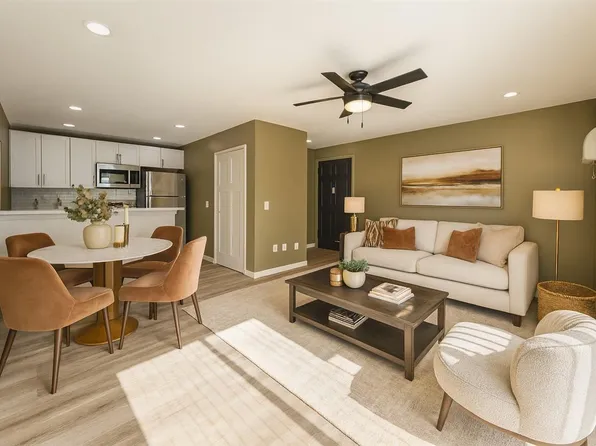 1021 Centre St APT 11, Traverse City, MI 49686