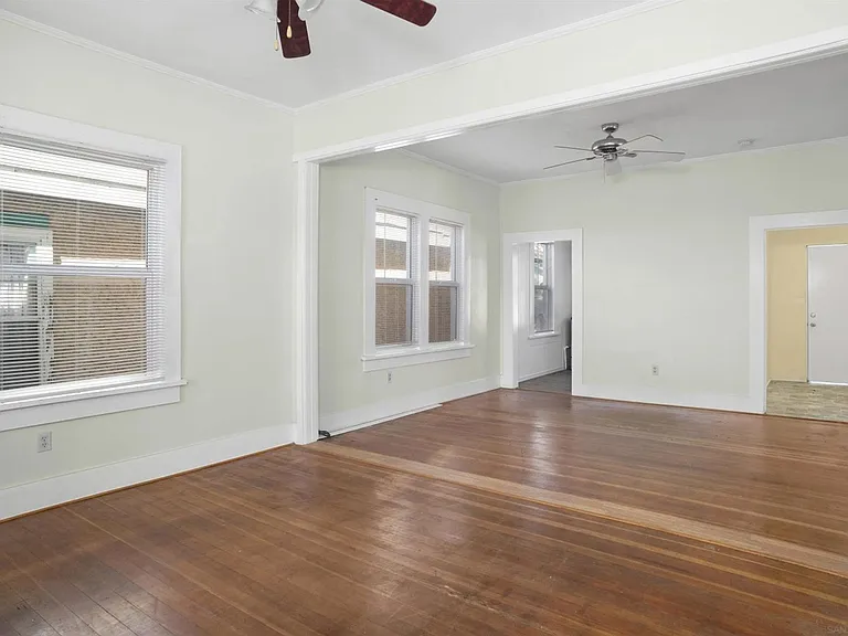 2438 Commercial St — Photo 4