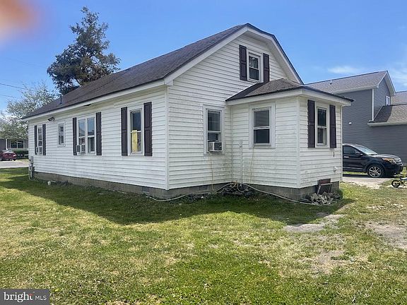 3rd image of 305 Rosa St