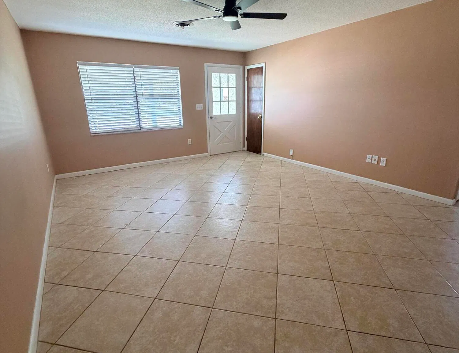 2 bed, 1.0 bath, 1350 sqft, $1,900 — Photo 3