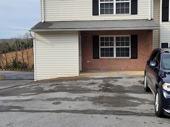 A6 END UNIT WITH FRONT STOOP, PARKING FOR 3 CARS