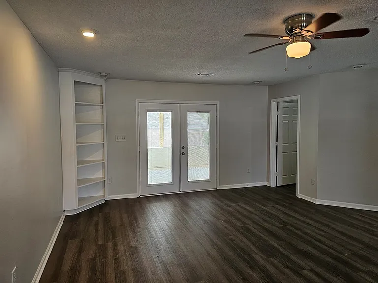 811-811 University Ave — Photo 16