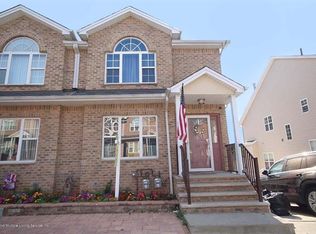 32 Santa Monica Ln, Staten Island, NY 10309