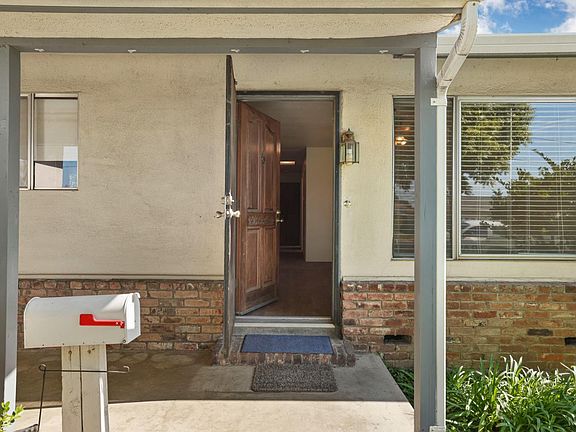 5th image of 992 E Alameda St