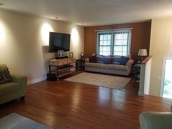 4th image of 425 Hillcrest Dr