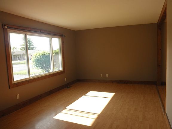4th image of 103 S Maxine Dr