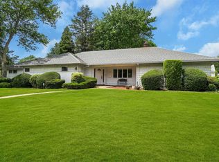 11 Westwood Cir, Roslyn Heights, NY 11577