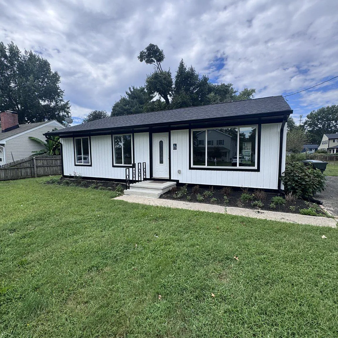 3 bed, 1.0 bath, 1226 sqft, $2,300 — Photo 2