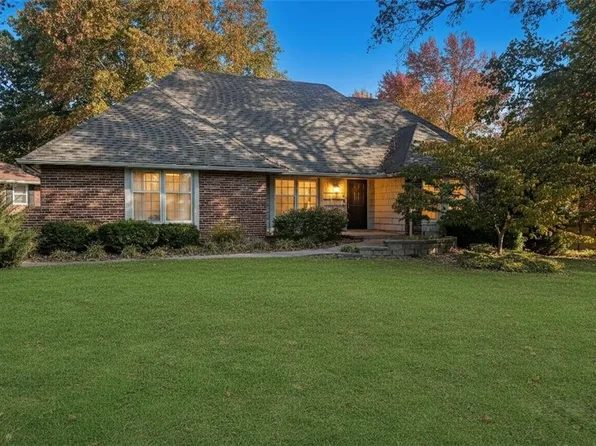103 NW Golfview Dr, Blue Springs, MO 64014