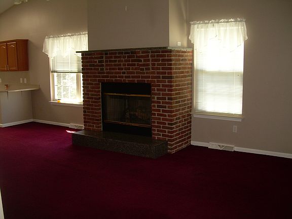 2nd image of 948 Elizabeth Ct