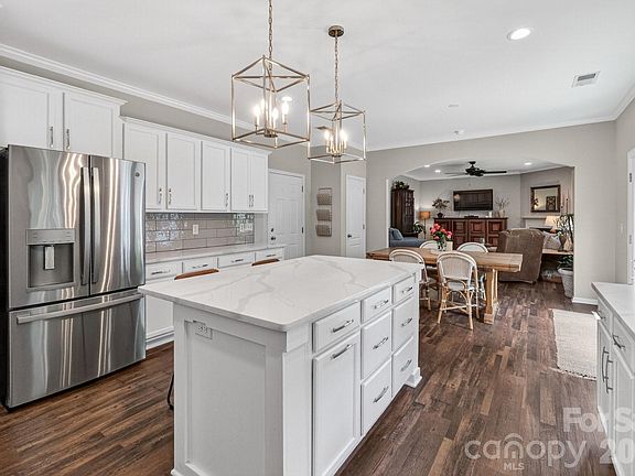 4th image of 1066 McLaren Dr
