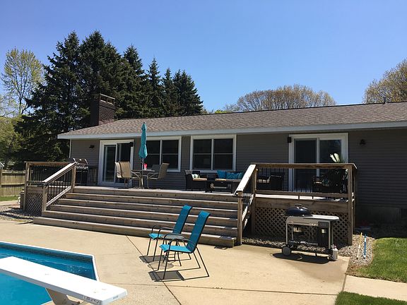 3rd image of 2283 Paul St