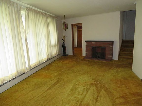 2nd image of 326 Vanna Ct