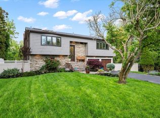 3 Knight Ln, Kings Park, NY 11754