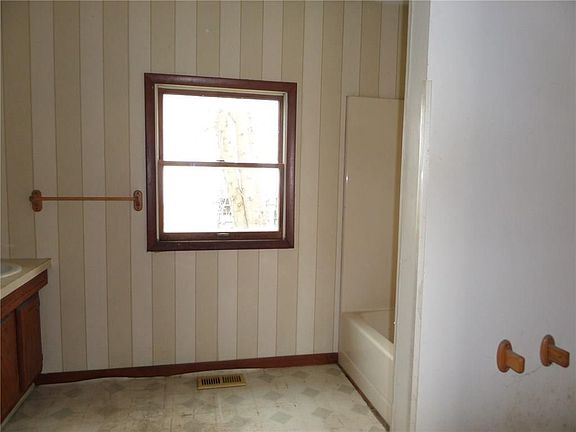 4th image of 536 N Madriver St