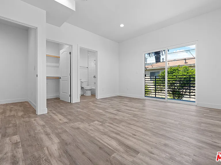 603 W 41st Pl — Photo 5