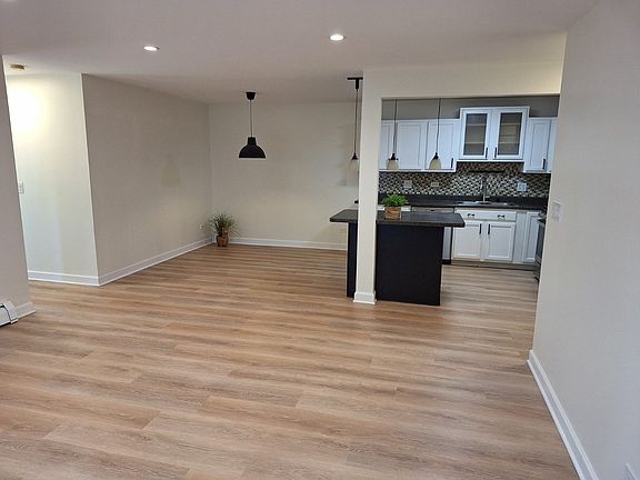 3rd image of 9S070 Lake Dr APT 108
