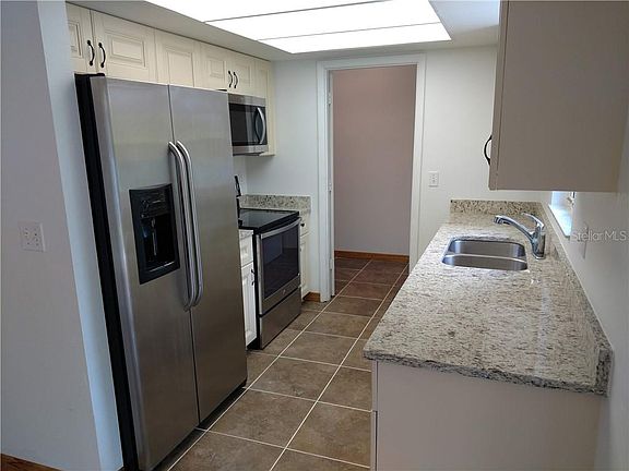 4th image of 645 Harvey St