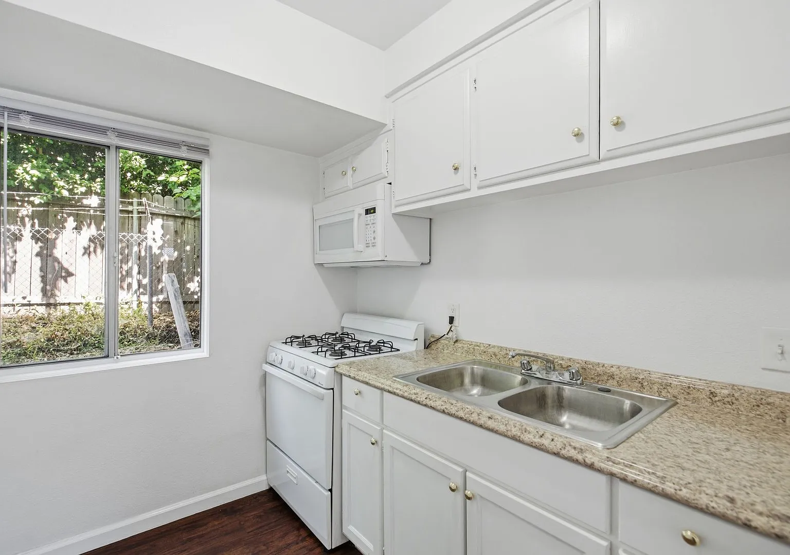 475 E Foothill Blvd — Photo 4