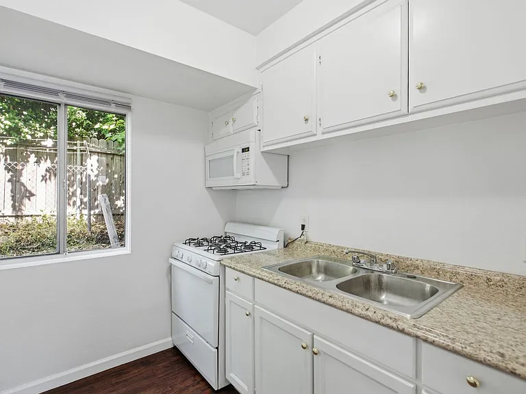 475 E Foothill Blvd — Photo 4