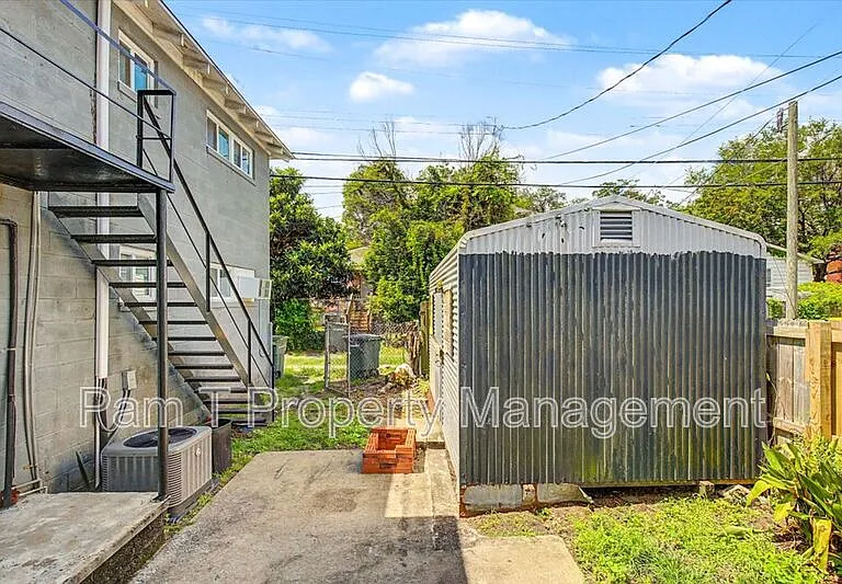 633 W 35th St — Photo 22
