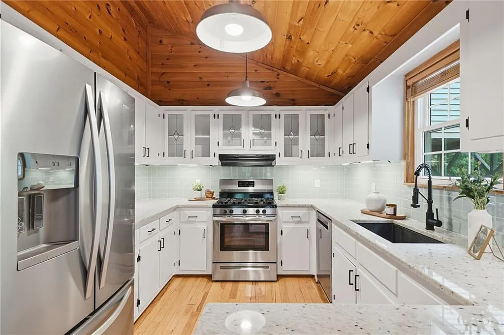 5 bed, 4.0 bath, 2340 sqft, $3,100 — Photo 3