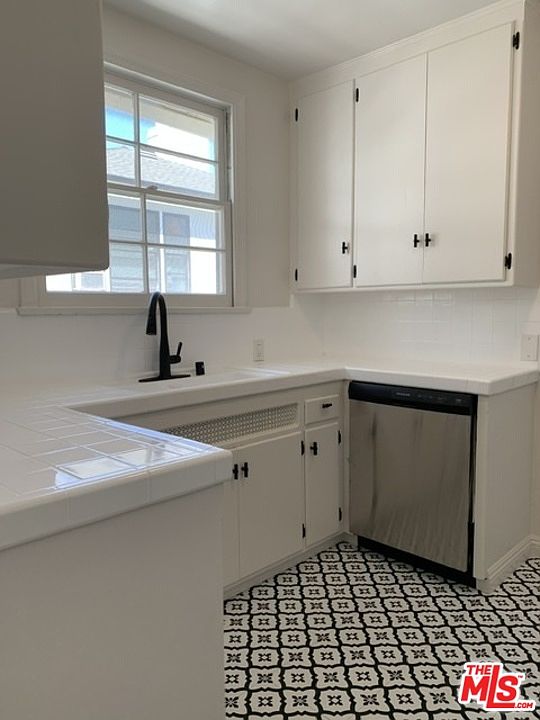 1st image of 405 3/4 Shirley Pl #3/4