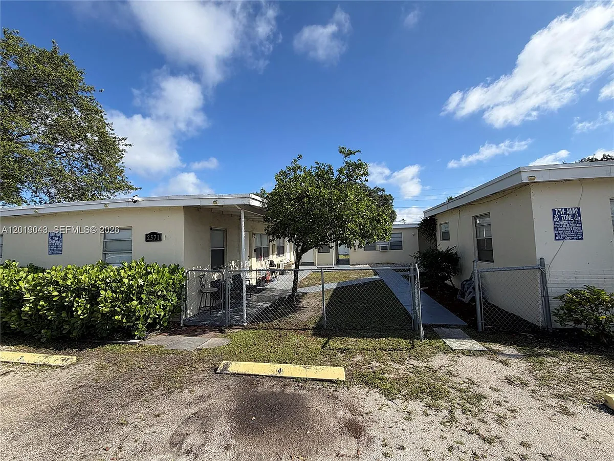 Photo 2 of 17 - 2571 NW 13th Ct #3 - Fort Lauderdale, FL Building Photo - 2571 NW 13th Ct #3