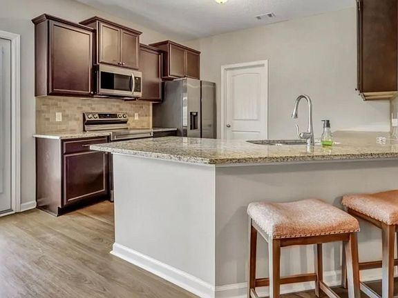5th image of 152 Summerhill Dr