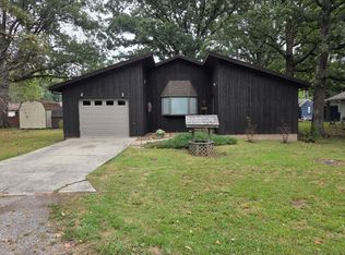 420 N 9th St, Benton, IL 62812