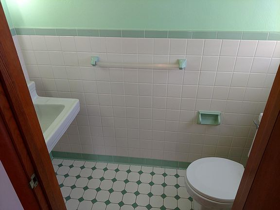 2nd image of 105 Lakeview Dr