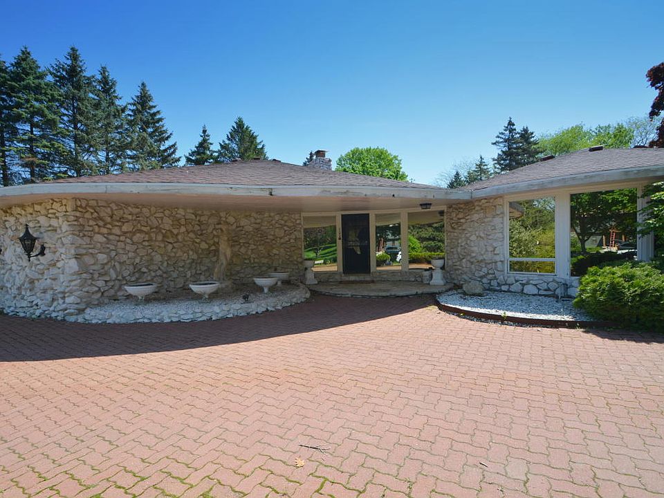 1st image of 300 Bunker Hill Dr