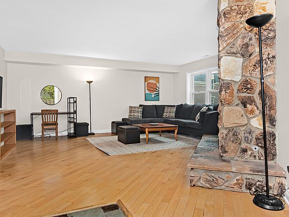 3rd image of 880 Forest Ave Unit A