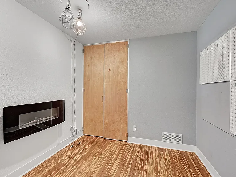 1560 Bain Dr — Photo 6