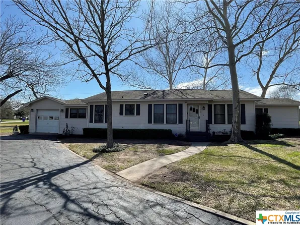 1210 Hopkins St, Yoakum, TX 77995