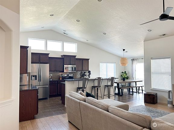 2nd image of 4807 Bragueta Court