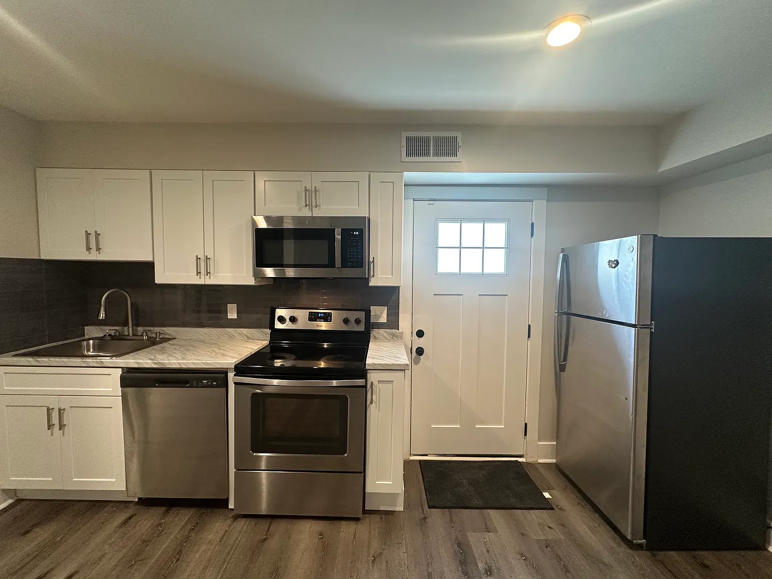 2 bed, 1000 sqft, $1,695 — Photo 2