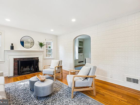 4th image of 2412 Sanford St