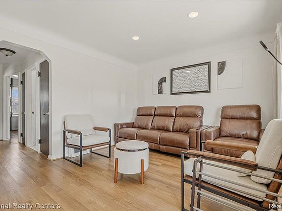 4th image of 18051 Reed St