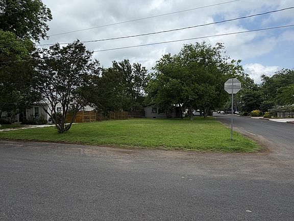 2nd image of 302 W Hackberry St