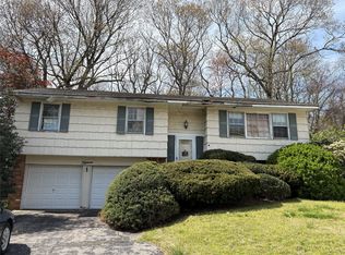 15 Stern Ct, Huntington Station, NY 11746